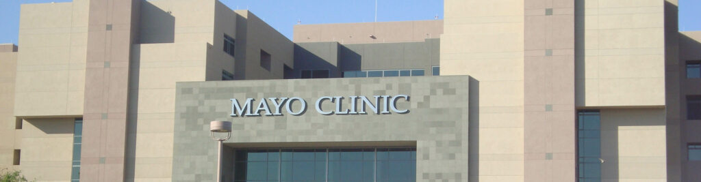 A building with a sign that says Mayo Clinic.